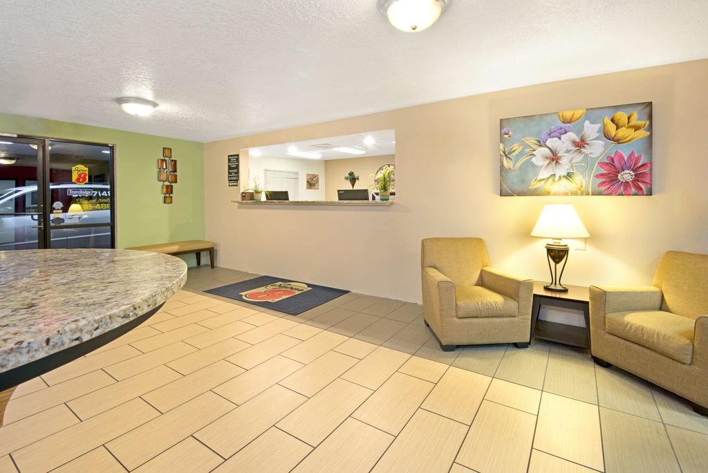 Super 8 Albuquerque/Midtown Otel Dış mekan fotoğraf