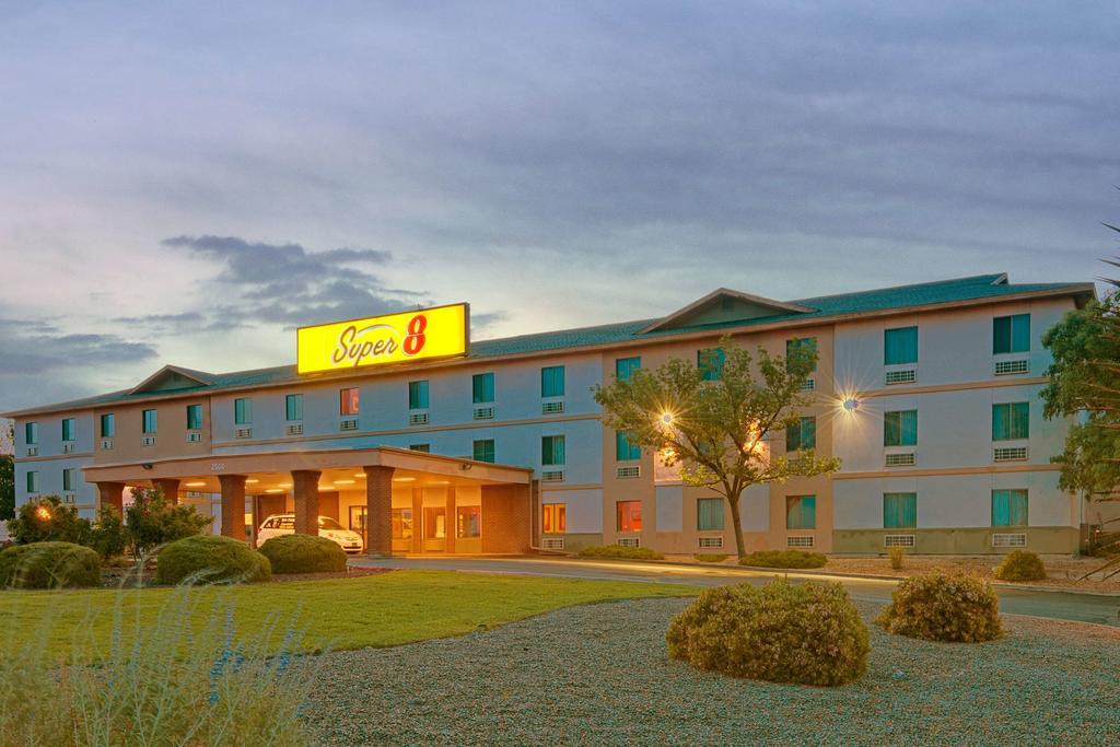 Super 8 Albuquerque/Midtown Otel Dış mekan fotoğraf