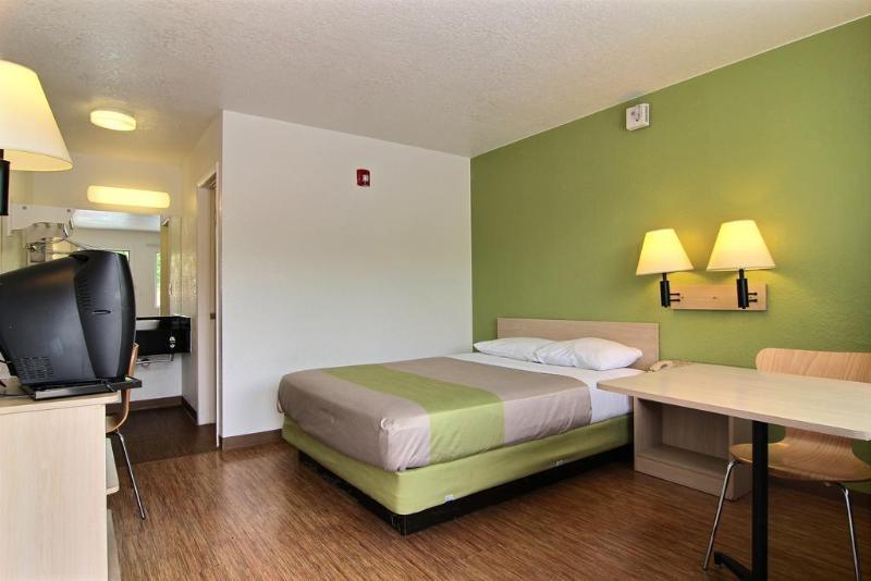 Super 8 Albuquerque/Midtown Otel Dış mekan fotoğraf