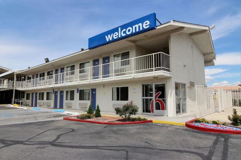 Super 8 Albuquerque/Midtown Otel Dış mekan fotoğraf