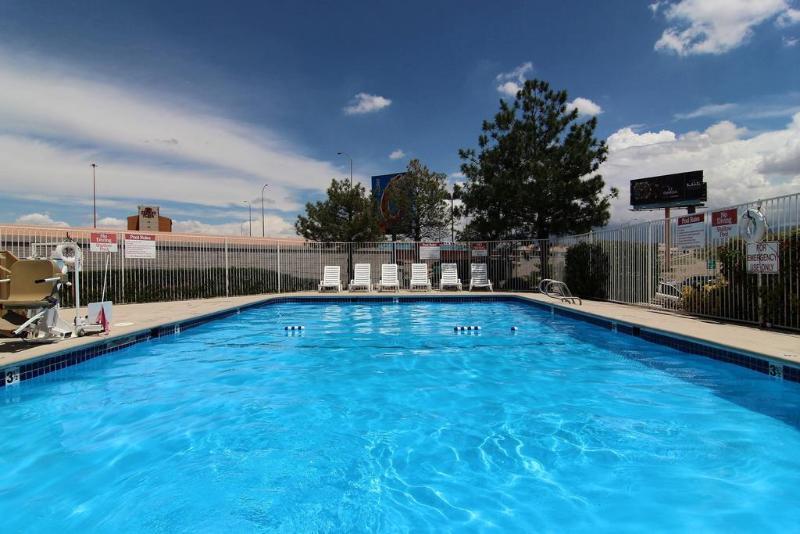 Super 8 Albuquerque/Midtown Otel Dış mekan fotoğraf