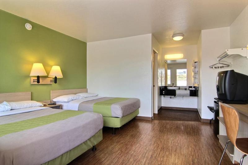 Super 8 Albuquerque/Midtown Otel Dış mekan fotoğraf
