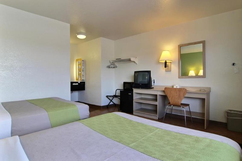 Super 8 Albuquerque/Midtown Otel Dış mekan fotoğraf