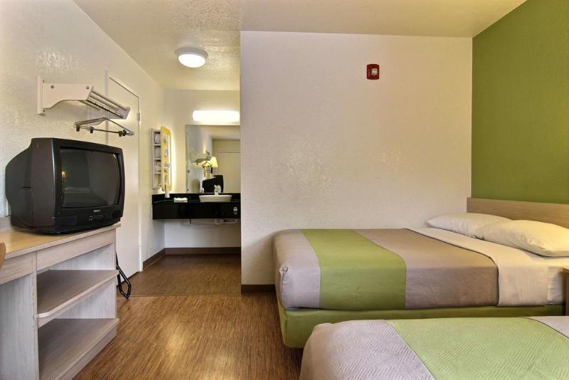 Super 8 Albuquerque/Midtown Otel Dış mekan fotoğraf