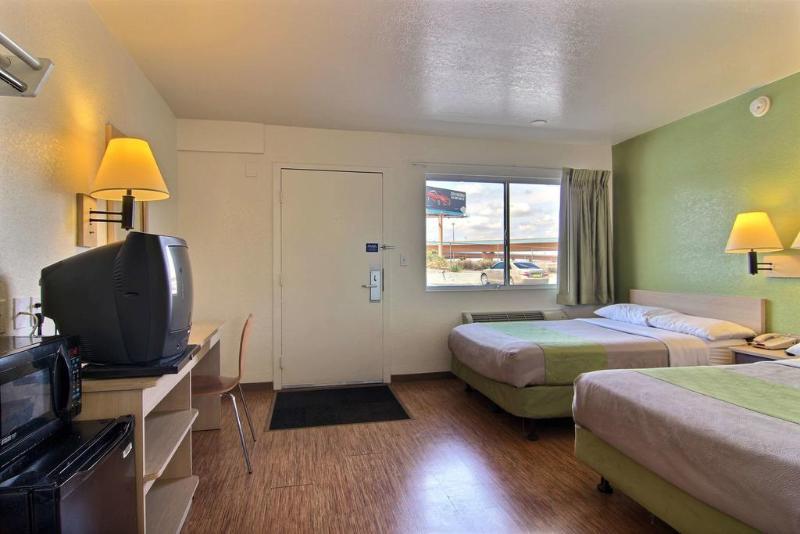 Super 8 Albuquerque/Midtown Otel Dış mekan fotoğraf