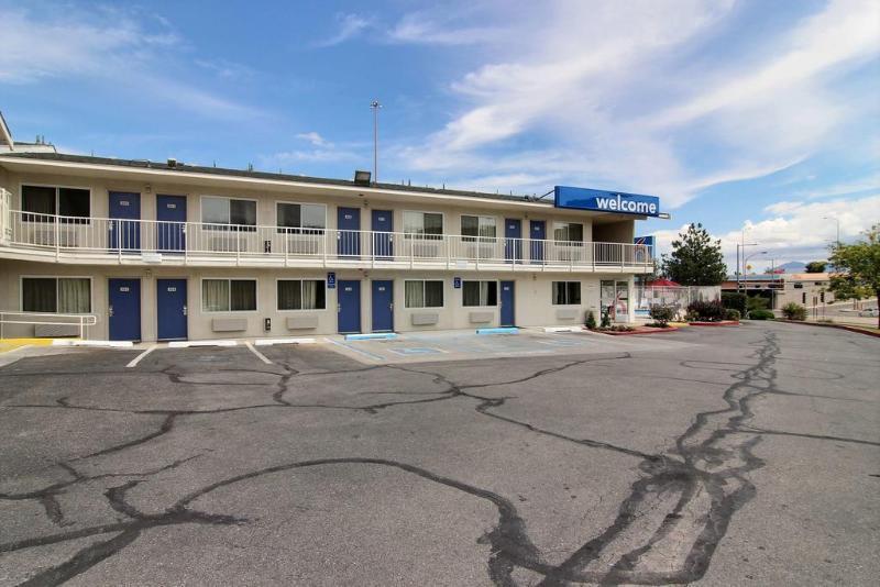 Super 8 Albuquerque/Midtown Otel Dış mekan fotoğraf
