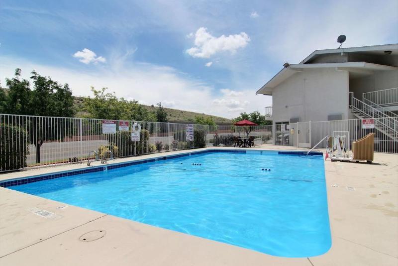 Super 8 Albuquerque/Midtown Otel Dış mekan fotoğraf